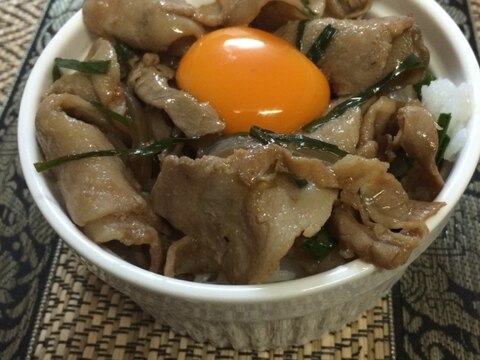 夏レシピ‼️豚肉のスタ丼卵黄乗せ‼️